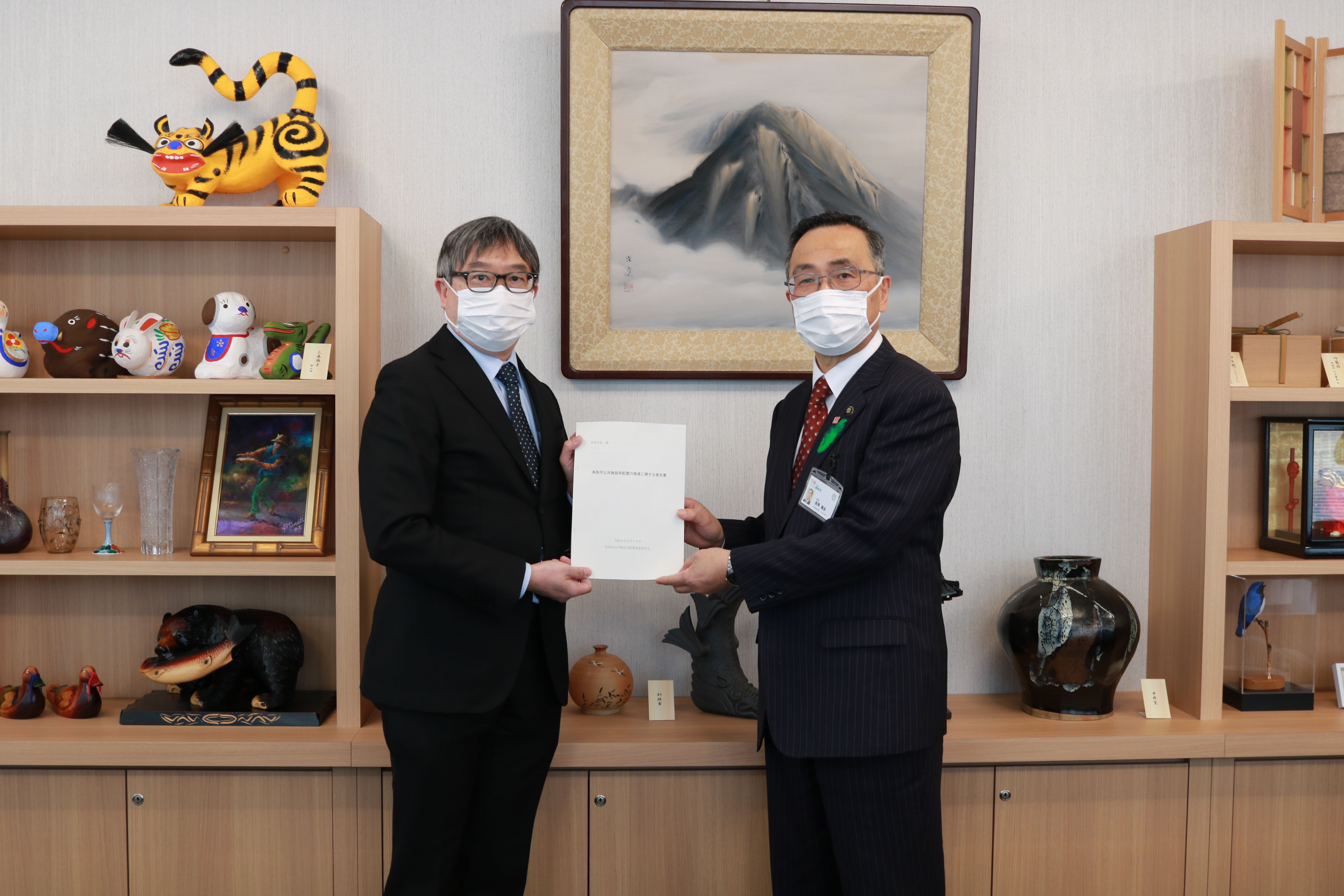 張委員長(左)から深澤市長(右)に意見書が提出されましたの画像