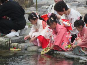 流しびな行事の日　ひな流し３