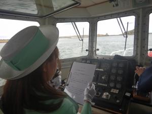 海上で呼びかけを行う横原さん