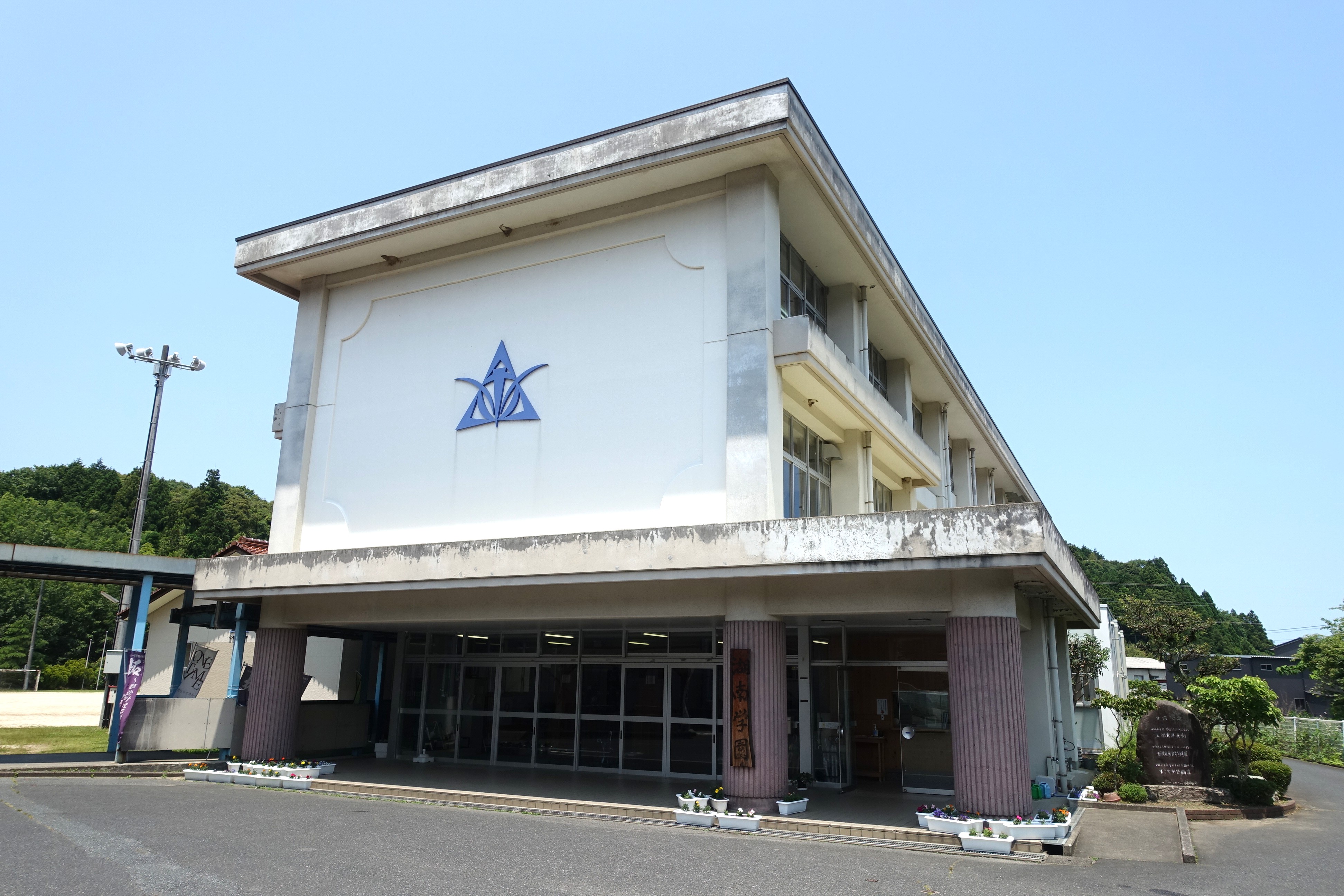 湖南学園 校舎　玄関側