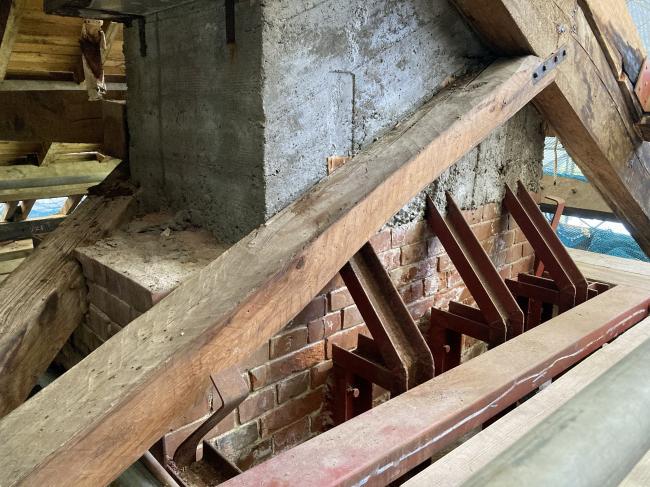 小屋裏にみる煙突