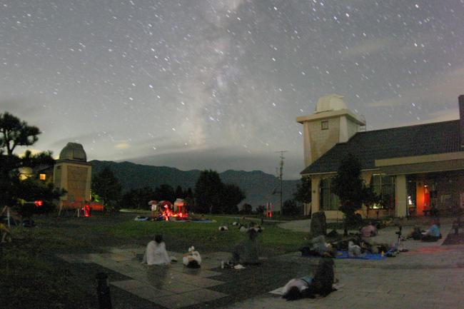 園地で星空を観察する様子１