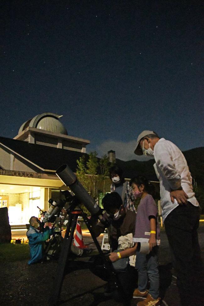 園地で星空を観察する様子3