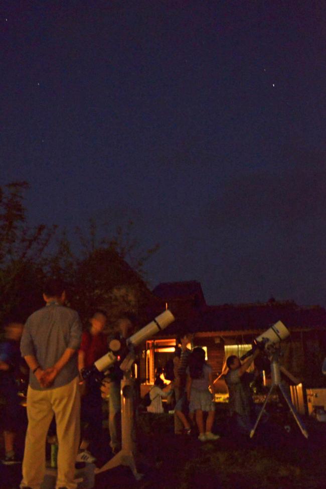 園地で星空を観察する様子4