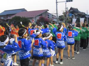貝がら節総踊りを踊る参加者たち
