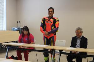 完走報告をする久野光博さん