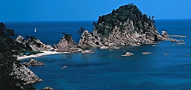 荒波によって削り出された「浦富海岸」の画像