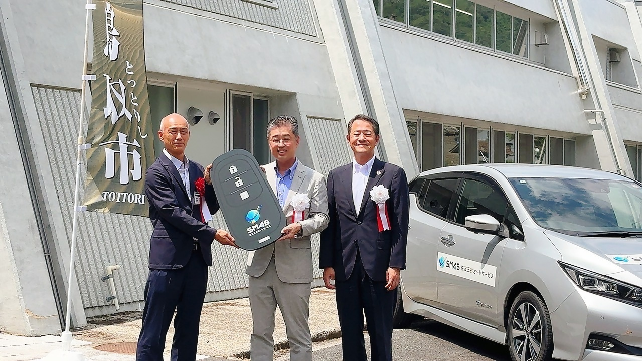 リユースEV公用車 鍵の贈呈の画像