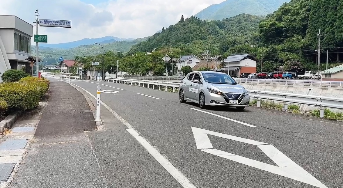 佐治町総合支所長によるリユースEV公用車の試運転の様子の画像5