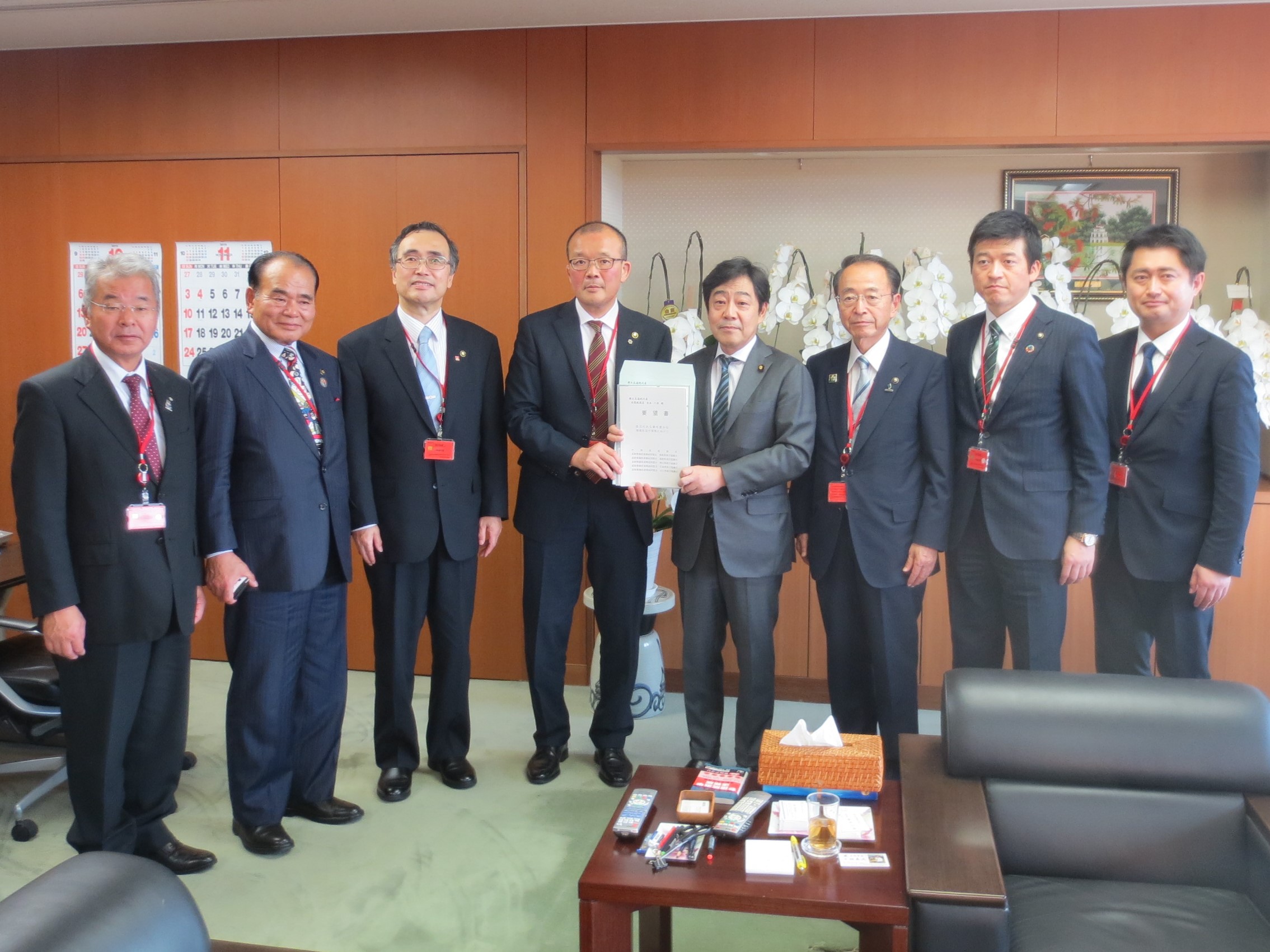 青木国土交通副大臣への要望書手交の画像