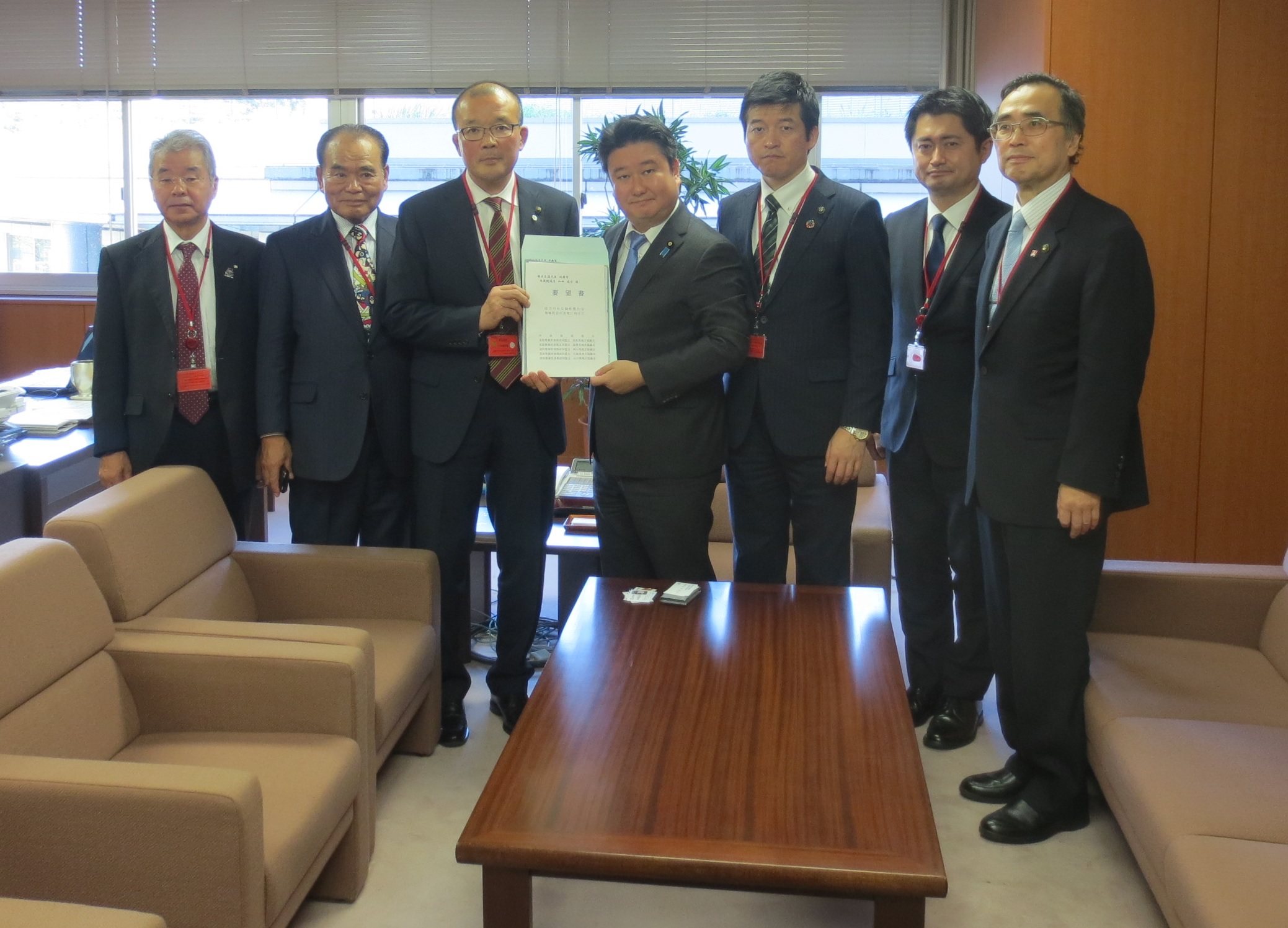 和田政務官への要望書手交の画像