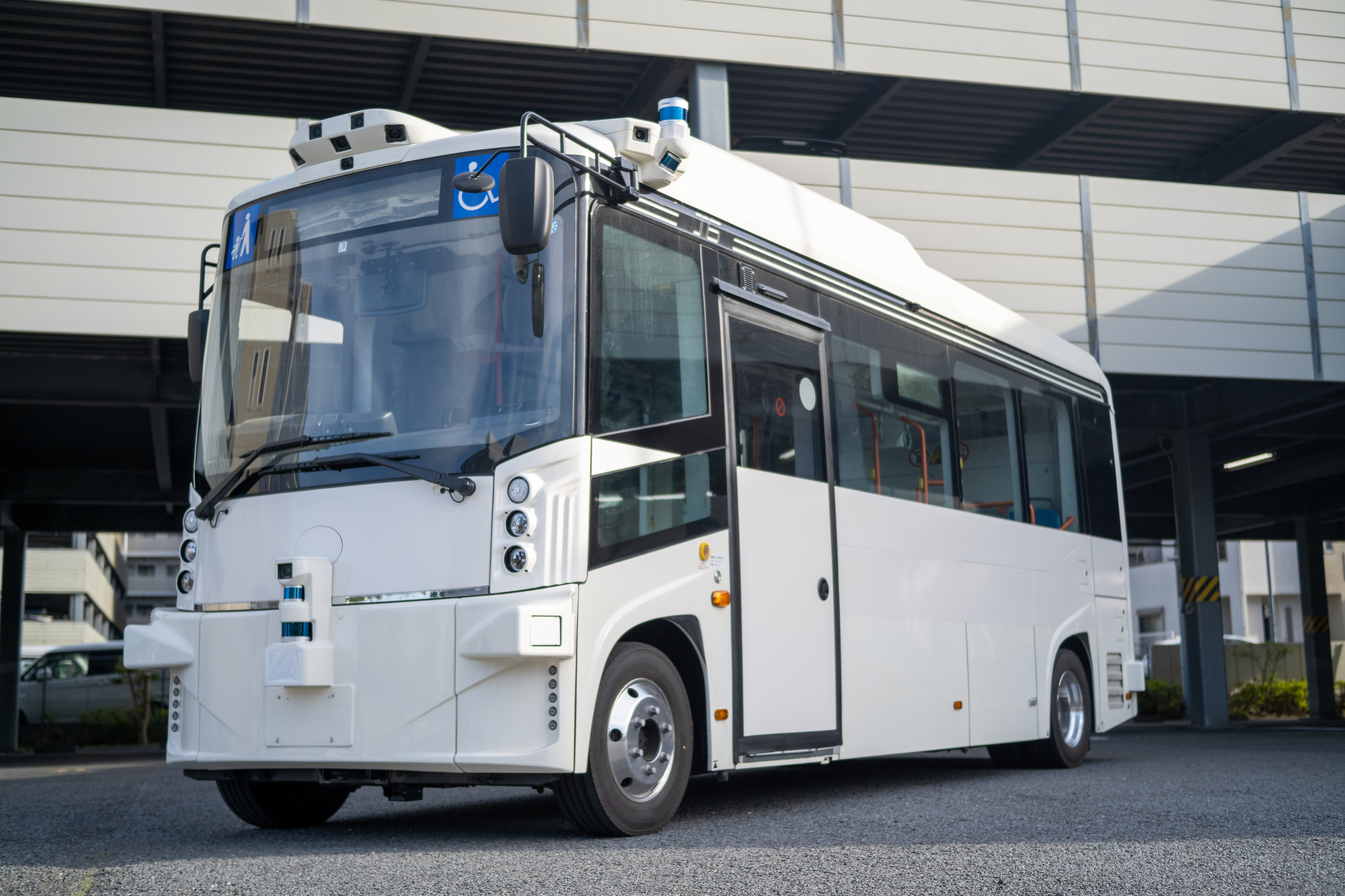 自動運転バスの画像