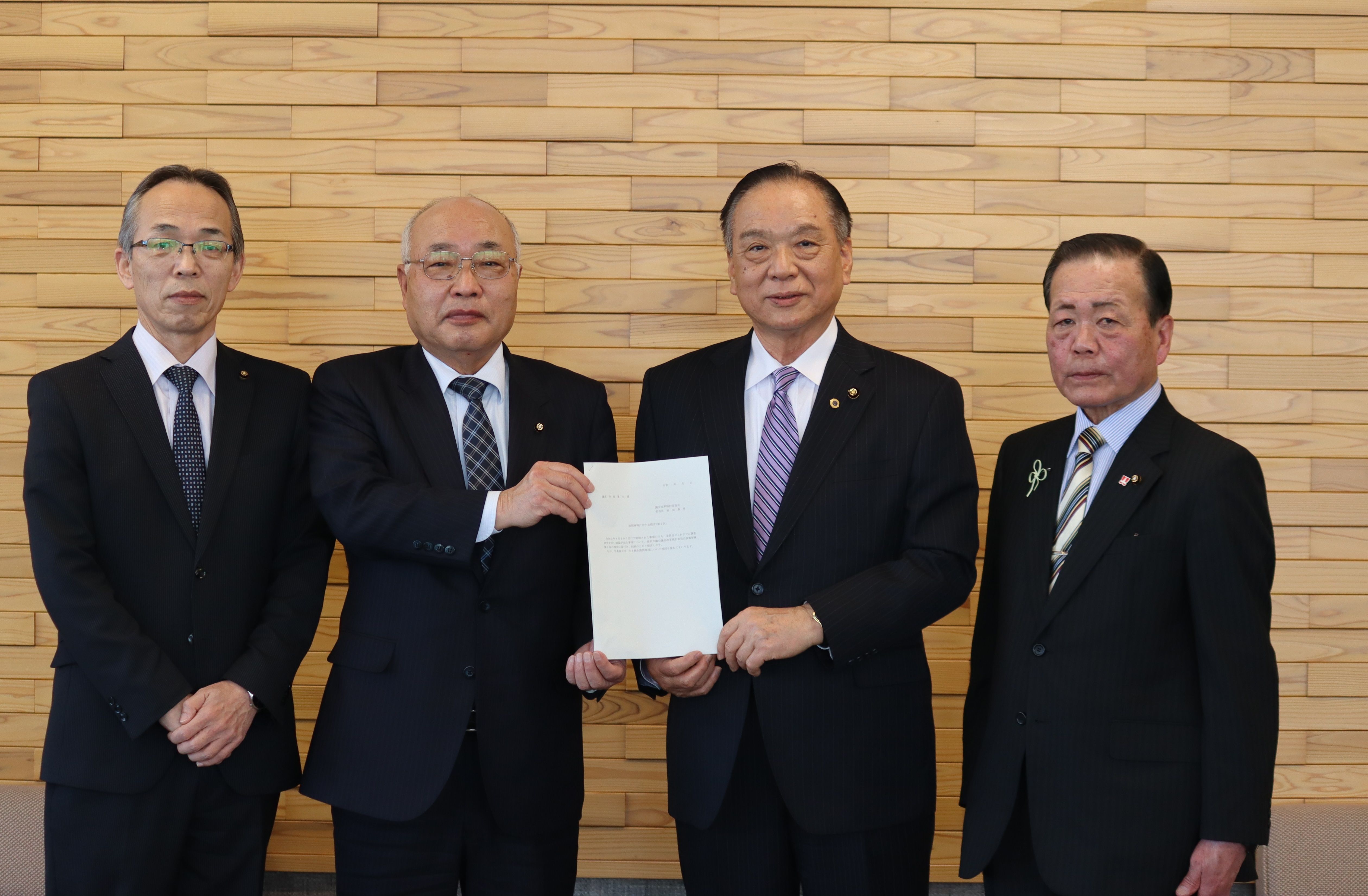 砂田委員長から寺坂議長に提言書が手渡される様子(第2次)
