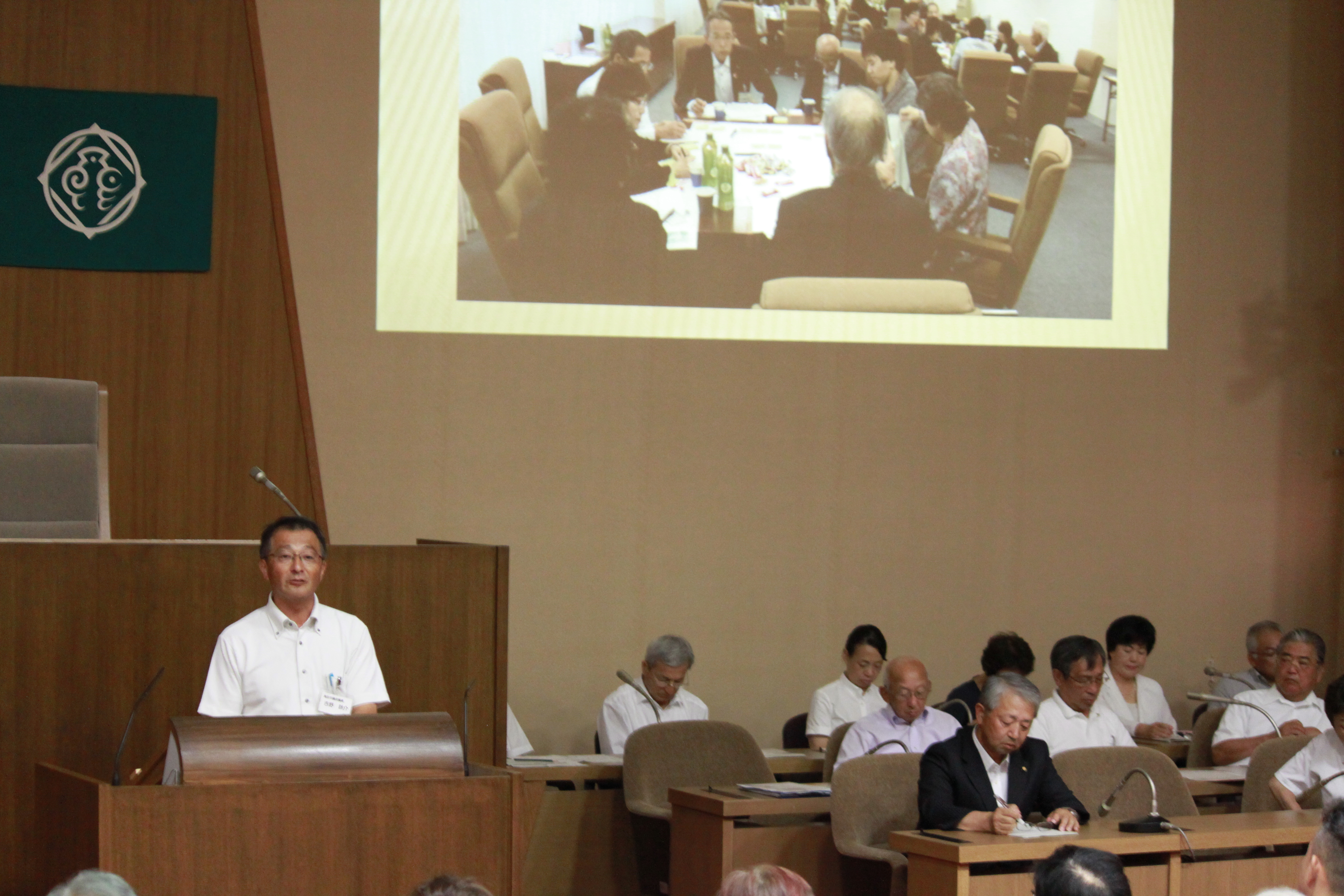 議会報告を行う吉野委員長の画像