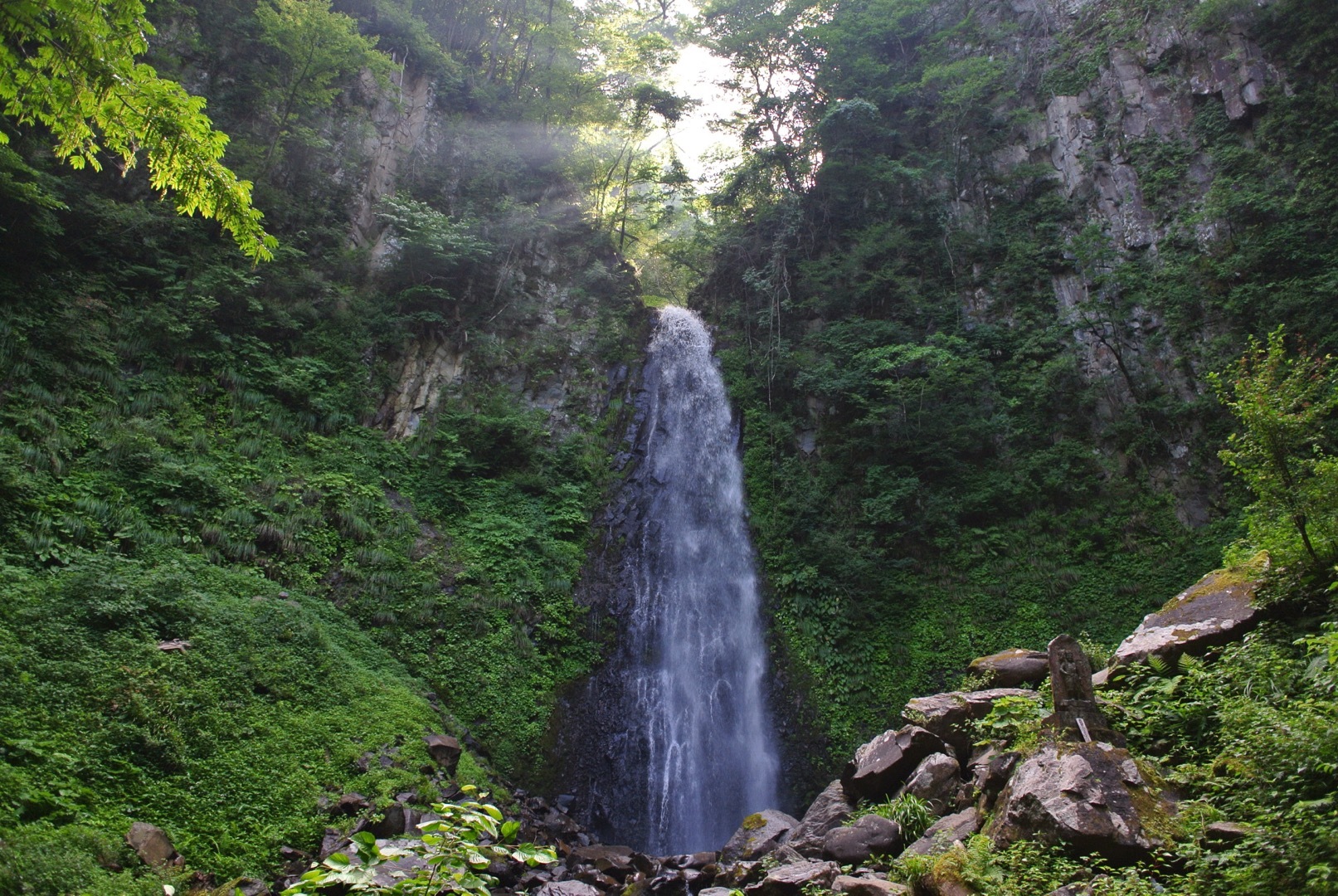 早朝の瀑布の画像