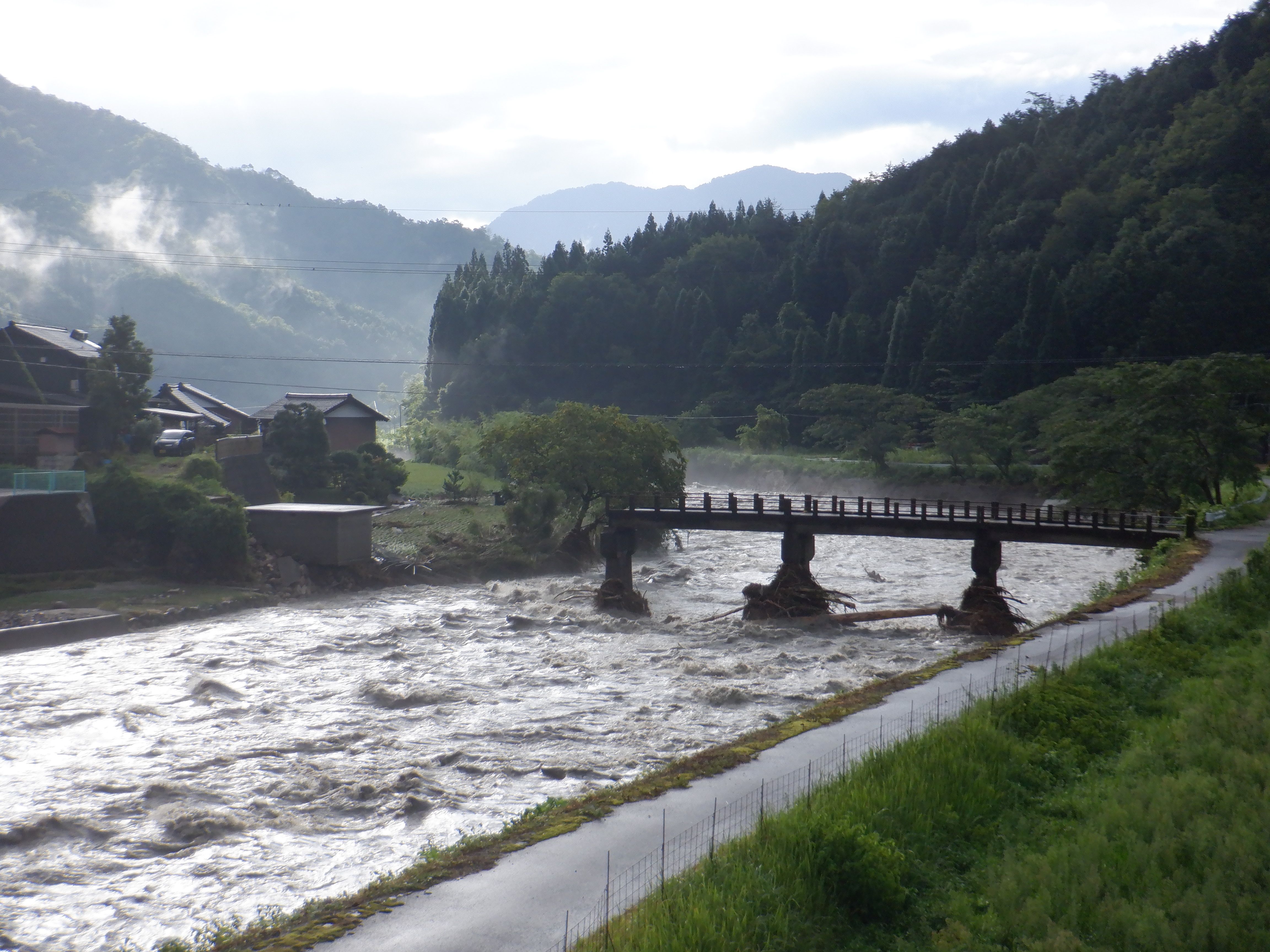 崩落した刈地橋の画像