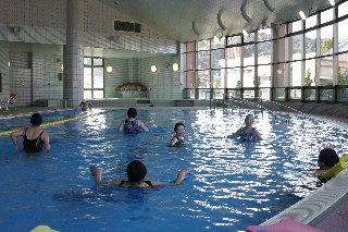 表紙写真：だれでもいつでも気軽に水中運動～ゆうゆう健康館けたか