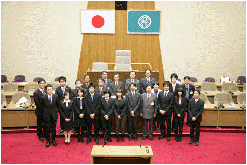 若者議会メンバーと市長・副市長・教育長他幹部職員の集合写真