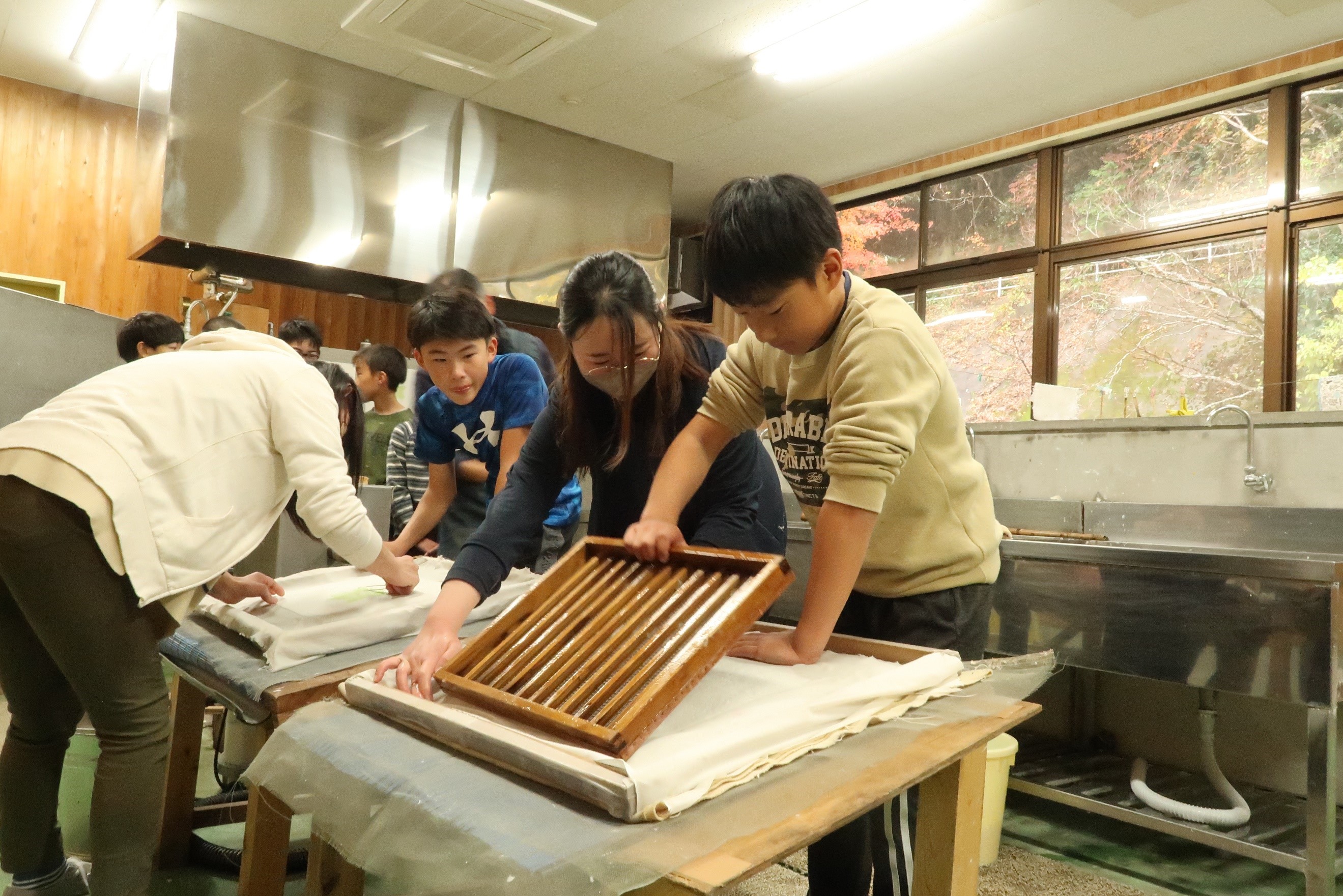 佐治小　紙すき体験