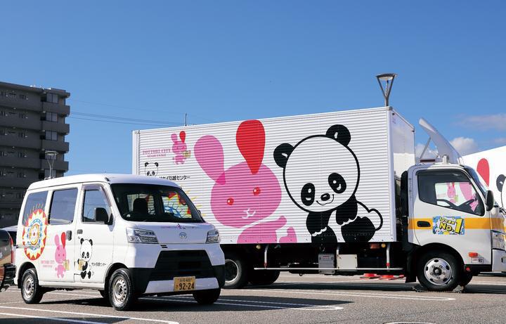 うさぎとパンダが描かれた引越しトラック