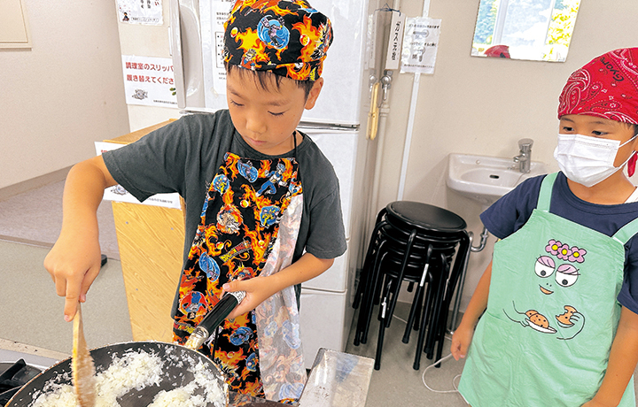 浜っ子イキイキ倶楽部「子どもクッキング」の様子