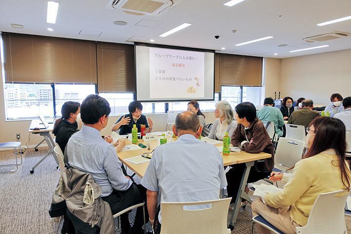 鳥取市認知症施策推進計画 円卓に座っているミーティング参加者の様子