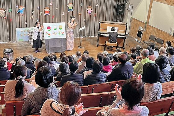 流しびなの館で童謡をうたう会の様子