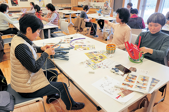 弥生のかごづくりの様子