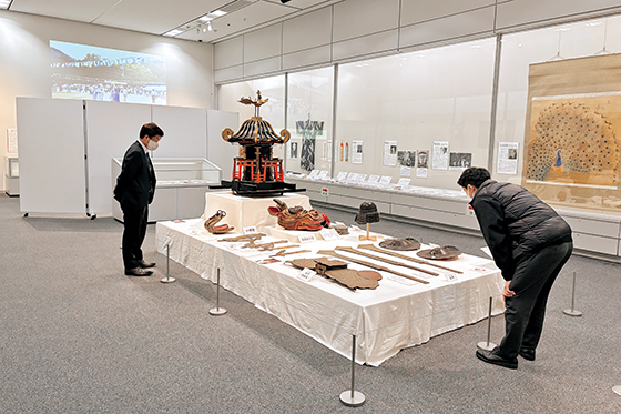 国府展 展示物を見る人たち